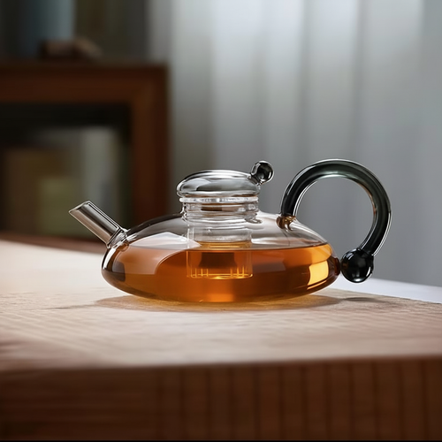 Teiera su tavolo legno stile scandinavo